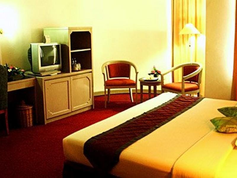Hotel Royal Palace Бандунг Экстерьер фото