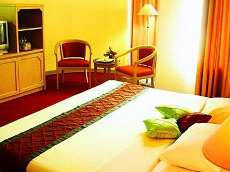 Hotel Royal Palace Бандунг Экстерьер фото