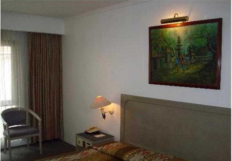 Hotel Royal Palace Бандунг Экстерьер фото