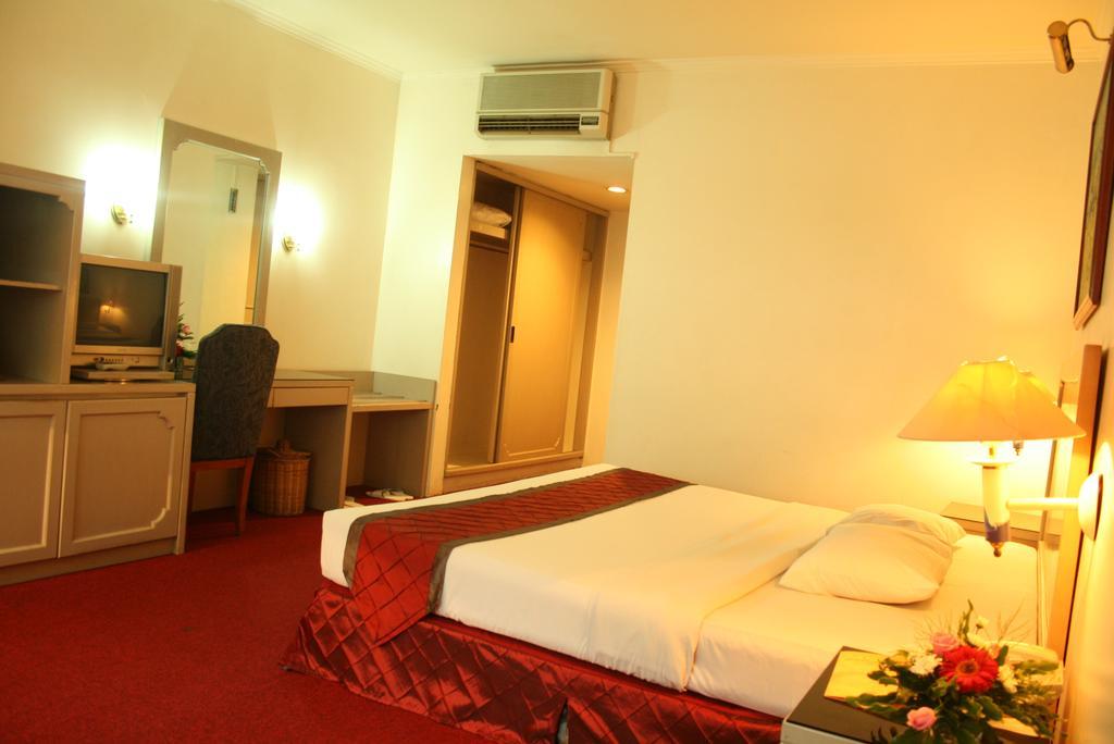Hotel Royal Palace Бандунг Экстерьер фото