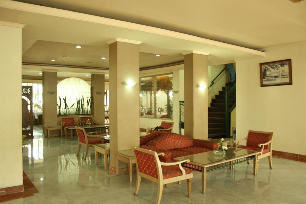 Hotel Royal Palace Бандунг Экстерьер фото