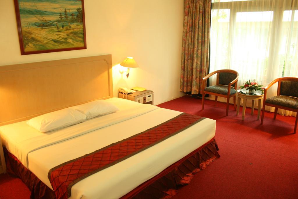 Hotel Royal Palace Бандунг Экстерьер фото