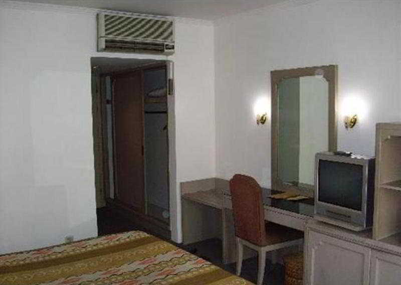 Hotel Royal Palace Бандунг Экстерьер фото